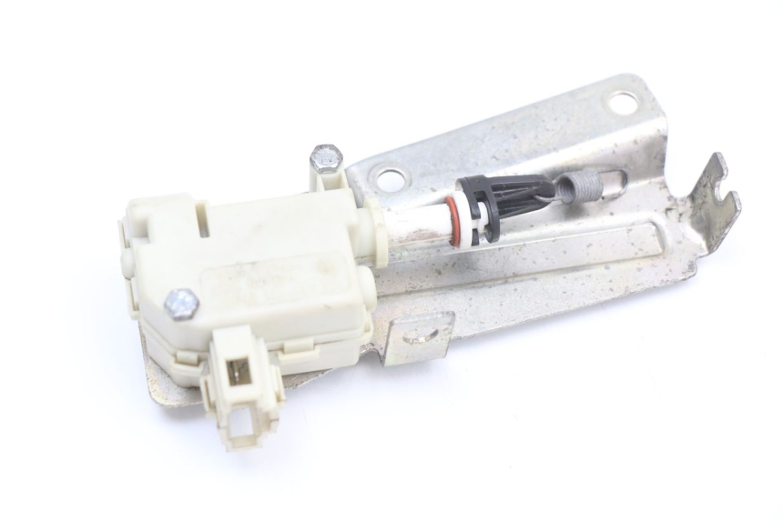 photo de MOTOR KOFFERRUIMTE OPENING PIAGGIO X10 125 (2012 - 2017) - Detail van het onderdeel