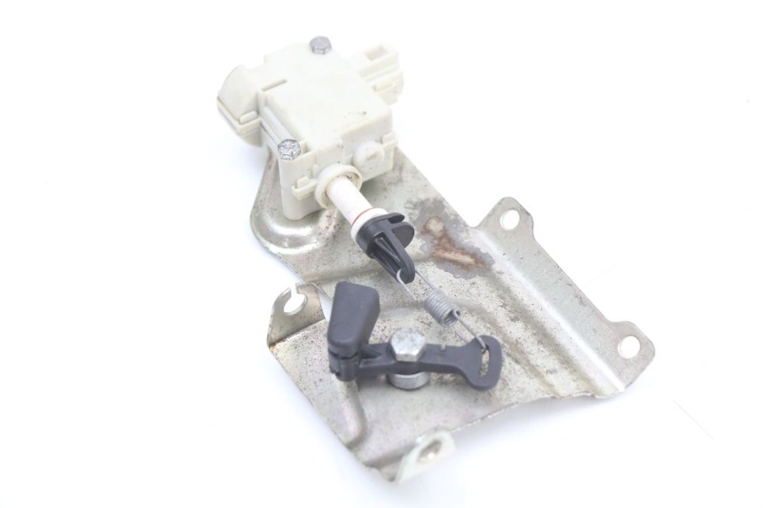 photo de MOTOR KOFFERRUIMTE OPENING PIAGGIO X10 125 (2012 - 2017) - Technische close-up