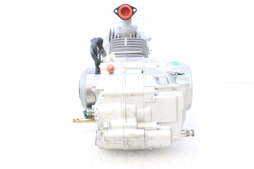 photo de MOTOR APOLLO RFZ 150 - Zoom op componenten