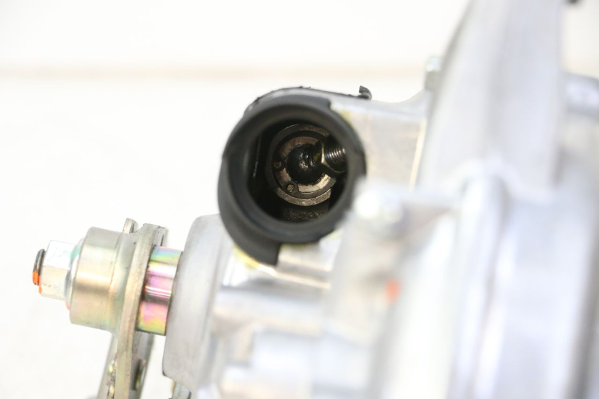 photo de ROLL LOCK MOTOR PIAGGIO MP3 HPE 310 (2024 - 2025) - Zoom op componenten