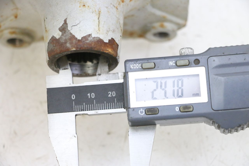 photo de ACHTERWIELNAF HYTRACK S 150 (2003 - 2011) - Detail van het onderdeel