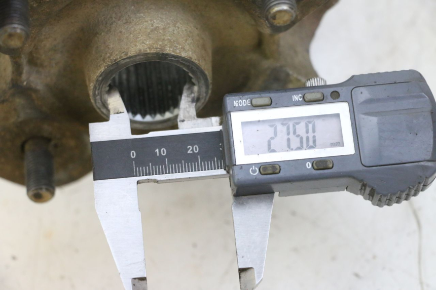 photo de ACHTERWIELNAF YAMAHA YFM GRIZZLY 550 (2008 - 2015) - Detail van het onderdeel