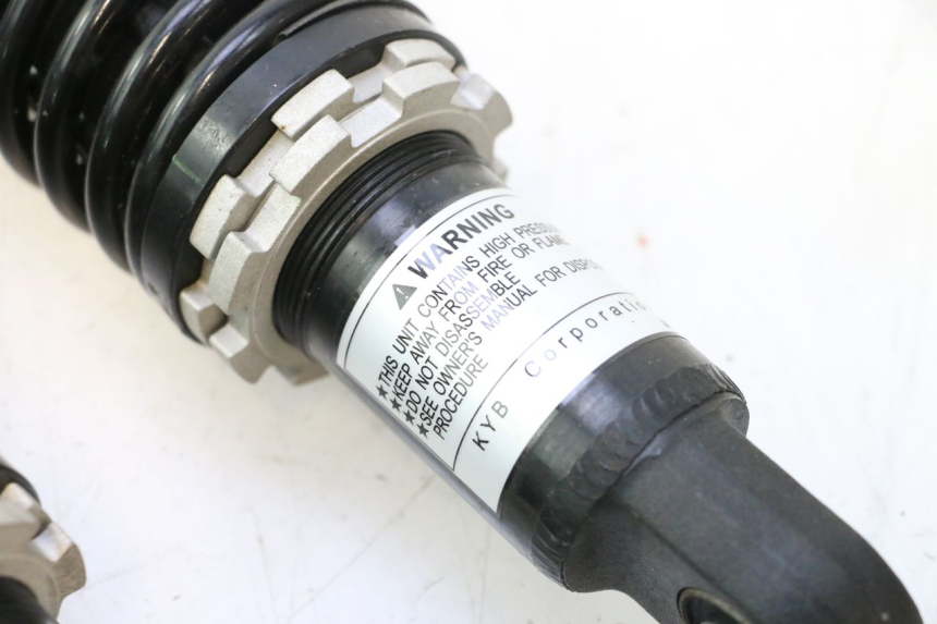 photo de PAAR ACHTERSTE SCHOKDEMPERS PIAGGIO MP3 HPE 530 (2022 - 2026) - Andere kijkhoek