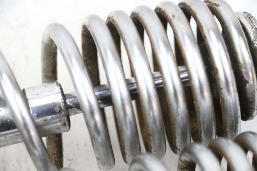 photo de SET ACHTERSTE SCHOKDEMPERS YAMAHA XV VIRAGO 535 (1988 - 2004) - Detail van het onderdeel