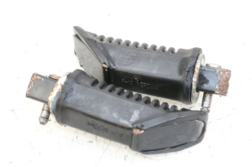 photo de SET ACHTERSTE VOETSTEUNEN SUZUKI ADDRESS 110 (2015 - 2020) - Detail van het onderdeel