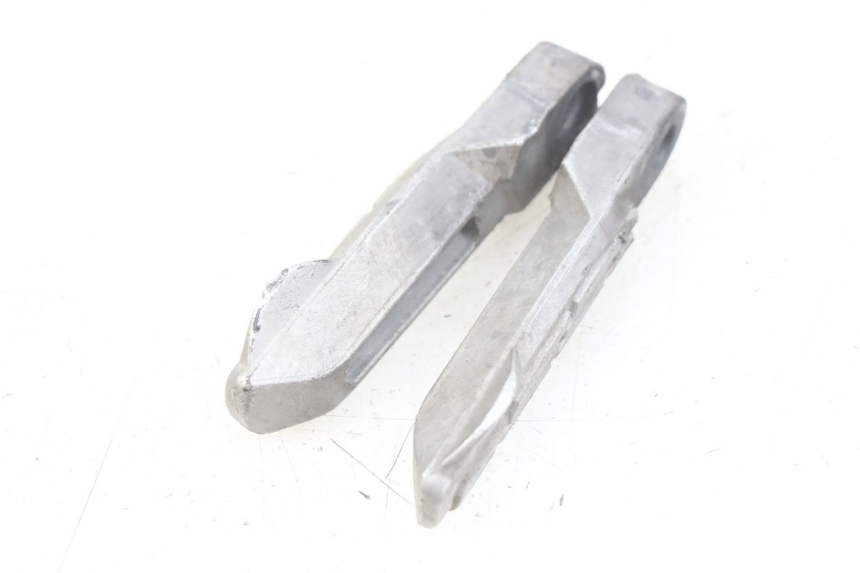 photo de SET ACHTERSTE VOETSTEUNEN KYMCO AGILITY 16+ 4T 50 (2018 - 2023) - Detail van het onderdeel