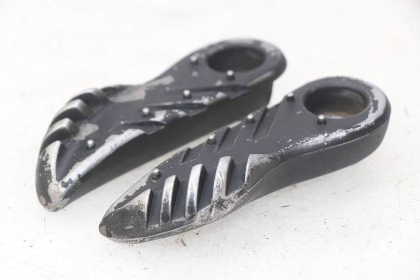 photo de SET ACHTERSTE VOETSTEUNEN MBK BOOSTER SPIRIT NAKED 50 (2004 - 2017) - Hoofdaanzicht