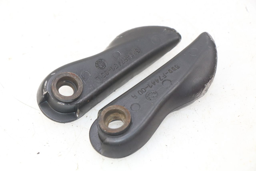 photo de SET ACHTERSTE VOETSTEUNEN MBK BOOSTER SPIRIT NAKED 50 (2004 - 2017) - Detail van het onderdeel