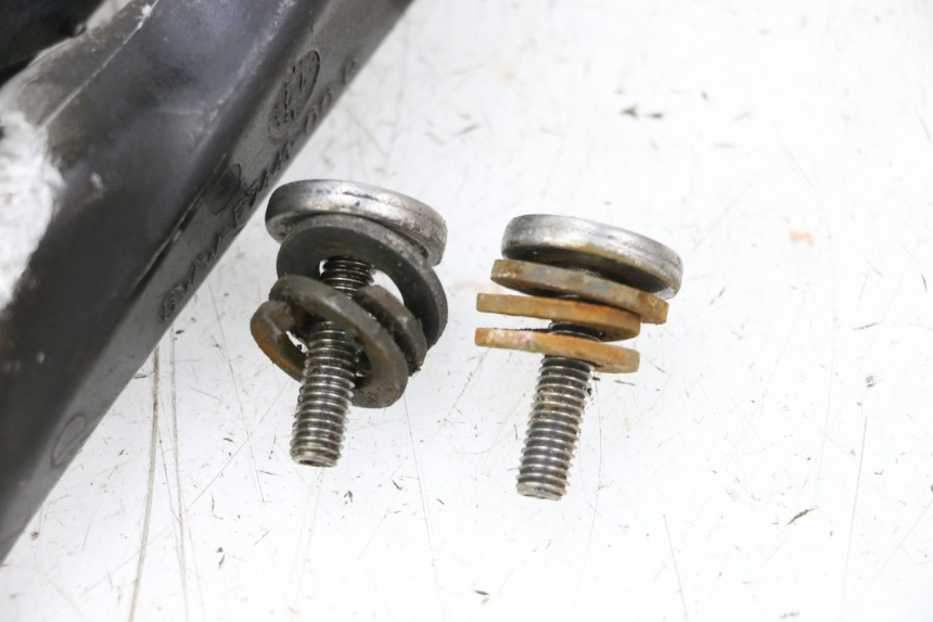 photo de SET ACHTERSTE VOETSTEUNEN MBK BOOSTER SPIRIT NAKED 50 (2004 - 2017) - Detail van het onderdeel