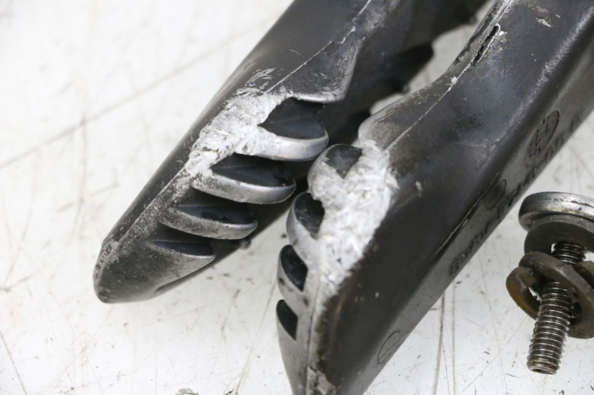 photo de SET ACHTERSTE VOETSTEUNEN MBK BOOSTER SPIRIT NAKED 50 (2004 - 2017) - Zoom op gebruiksstaat