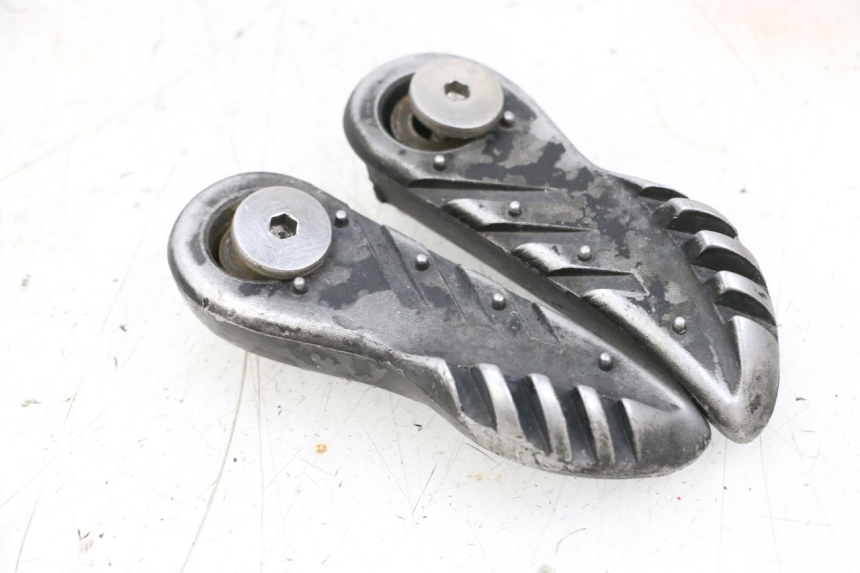 photo de SET ACHTERSTE VOETSTEUNEN MBK BOOSTER SPIRIT NAKED 50 (2004 - 2017) - Bevestigingspunten