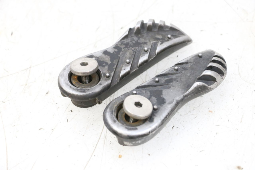 photo de SET ACHTERSTE VOETSTEUNEN MBK BOOSTER SPIRIT NAKED 50 (2004 - 2017) - Staat van het oppervlak