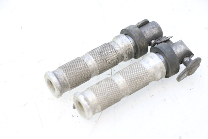 photo de PAAR ACHTERSTE VOETSTEUNEN HONDA CB F HORNET 600 (2005 - 2006) - Andere kijkhoek