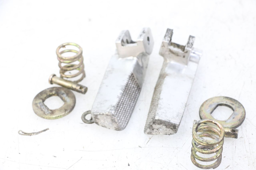 photo de SET ACHTERSTE VOETSTEUNEN DAELIM BESBI 125 (2007 - 2008) - Detail van het onderdeel