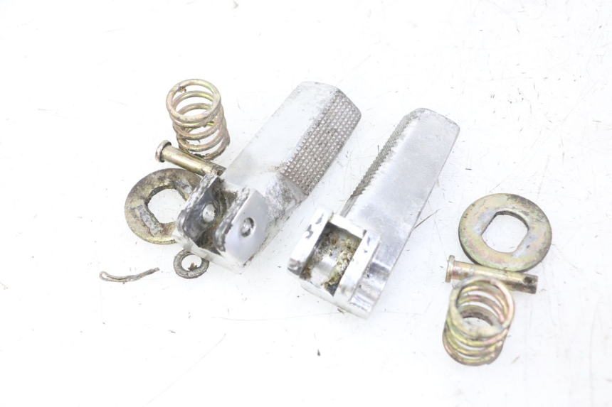 photo de SET ACHTERSTE VOETSTEUNEN DAELIM BESBI 125 (2007 - 2008) - Zoom op gebruiksstaat