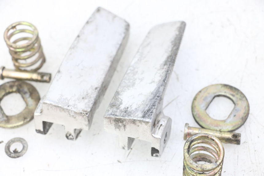 photo de SET ACHTERSTE VOETSTEUNEN DAELIM BESBI 125 (2007 - 2008) - Andere kijkhoek