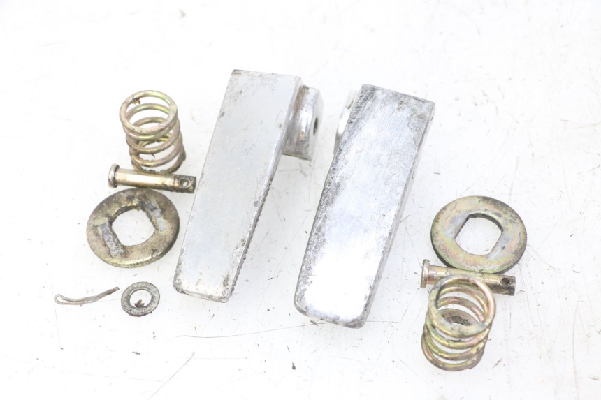 photo de SET ACHTERSTE VOETSTEUNEN DAELIM BESBI 125 (2007 - 2008) - Bevestigingspunten