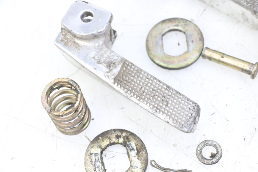 photo de SET ACHTERSTE VOETSTEUNEN DAELIM BESBI 125 (2007 - 2008) - Staat van het oppervlak