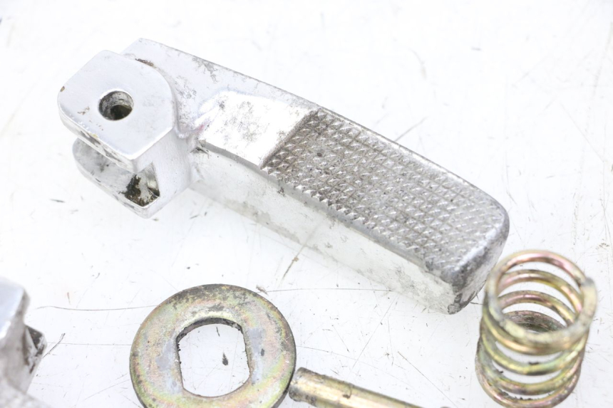 photo de SET ACHTERSTE VOETSTEUNEN DAELIM BESBI 125 (2007 - 2008) - Gecontroleerd onderdeel