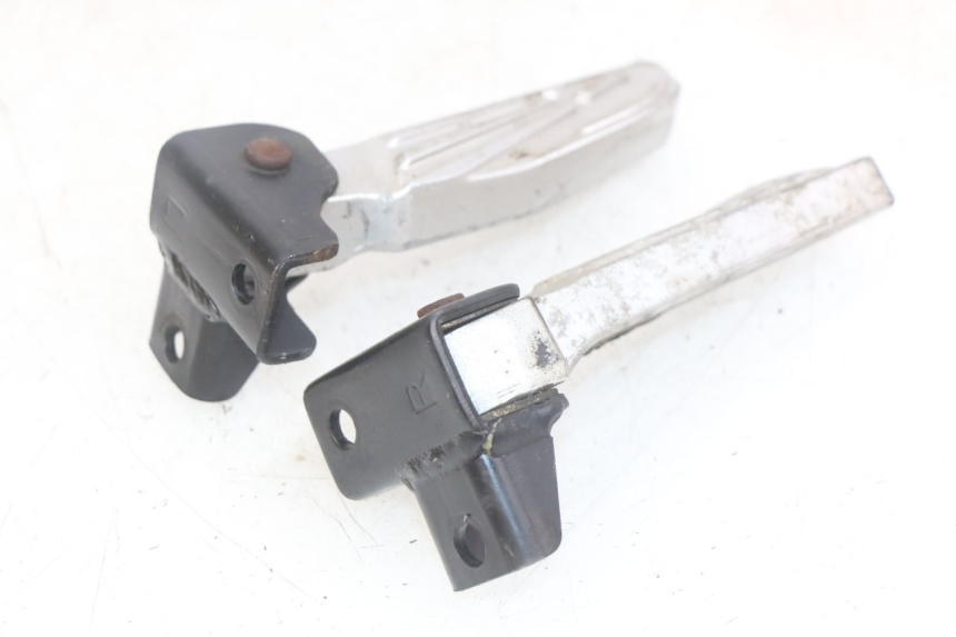 photo de SET ACHTERSTE VOETSTEUNEN SYM FIDDLE 3 III 125 (2014 - 2020) - Technische close-up