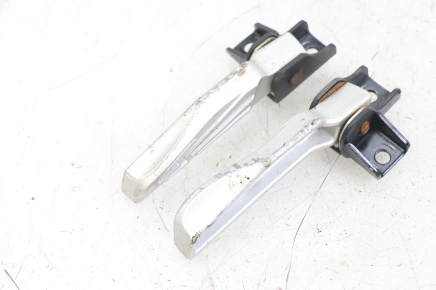 photo de SET ACHTERSTE VOETSTEUNEN SYM FIDDLE 3 III 125 (2014 - 2020) - Technische close-up