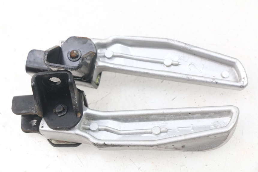 photo de SET ACHTERSTE VOETSTEUNEN SYM FIDDLE 3 III 50 (2014 - 2020) - Zoom op gebruiksstaat