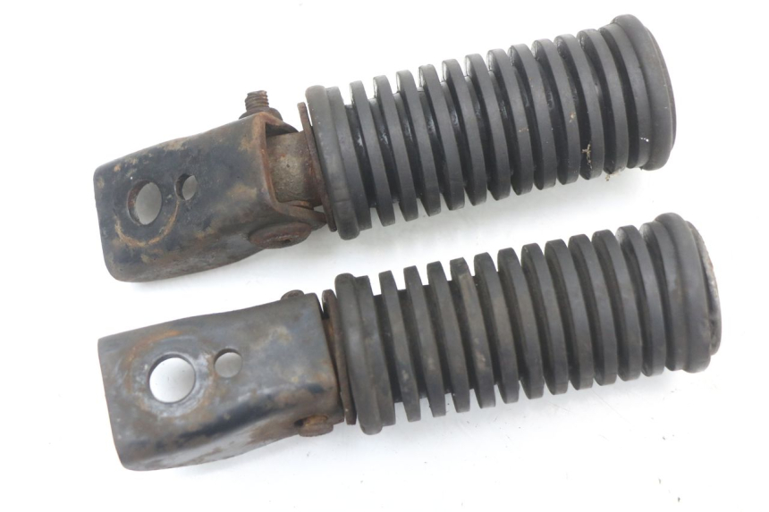 photo de SET ACHTERSTE VOETSTEUNEN SUZUKI GN 125 (1997 - 2000) - Zoom op gebruiksstaat