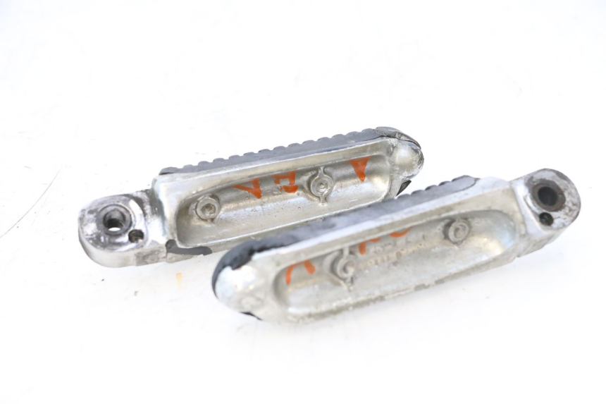photo de PAAR ACHTERSTE VOETSTEUNEN SUZUKI GSX F GSXF 750 (1988 - 1998) - Detail van het onderdeel