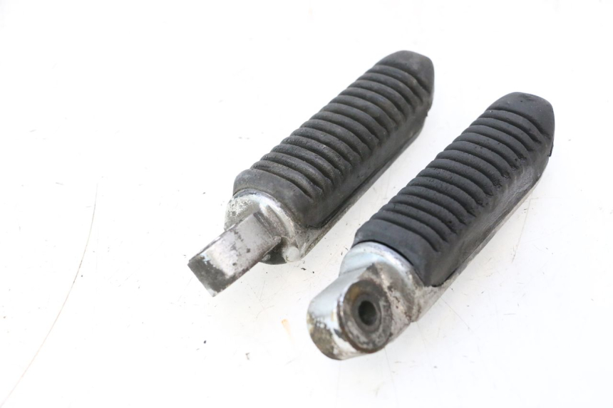 photo de PAAR ACHTERSTE VOETSTEUNEN SUZUKI GSX F GSXF 750 (1988 - 1998) - Zoom op gebruiksstaat