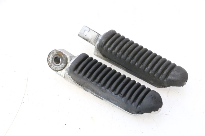 photo de PAAR ACHTERSTE VOETSTEUNEN SUZUKI GSX F GSXF 750 (1988 - 1998) - Andere kijkhoek