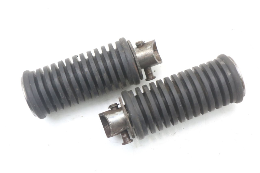 photo de SET ACHTERSTE VOETSTEUNEN SUZUKI GZ MARAUDER 125 (1998 - 2004) - Detail van het onderdeel