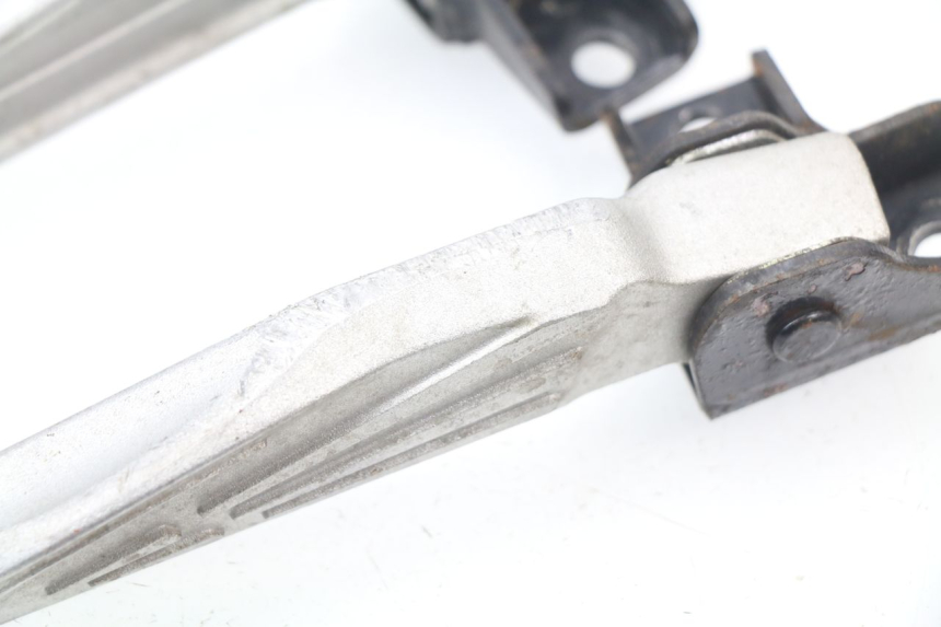 photo de SET ACHTERSTE VOETSTEUNEN SYM JET 4 50 (2010 - 2014) - Detail van het onderdeel