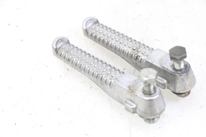 photo de SET ACHTERSTE VOETSTEUNEN PEUGEOT JET FORCE CARBU 50 (2003 - 2016) - Detail van het onderdeel