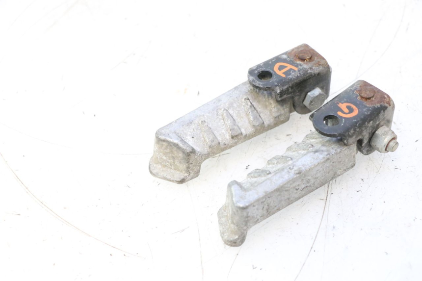 photo de SET ACHTERSTE VOETSTEUNEN PEUGEOT LUDIX ONE 50 (2004 - 2013) - Detail van het onderdeel