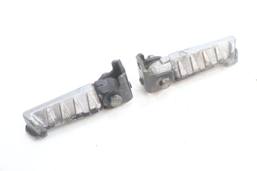 photo de SET ACHTERSTE VOETSTEUNEN PEUGEOT LUDIX ONE 50 (2004 - 2013) - Zoom op gebruiksstaat