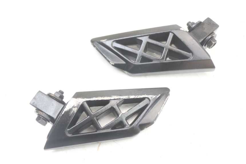 photo de SET ACHTERSTE VOETSTEUNEN PEUGEOT STREETZONE 4T 50 (2018 - 2023) - Detail van het onderdeel