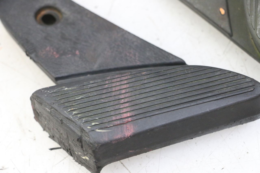 photo de SET ACHTERSTE VOETSTEUNEN PIAGGIO VESPA S 2T 50 (2007 - 2014) - Detail van het onderdeel