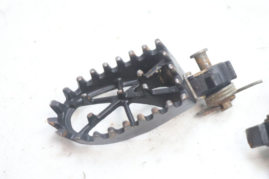 photo de PAAR ACHTERSTE VOETSTEUNEN APOLLO RFZ 125 - Detail van het onderdeel