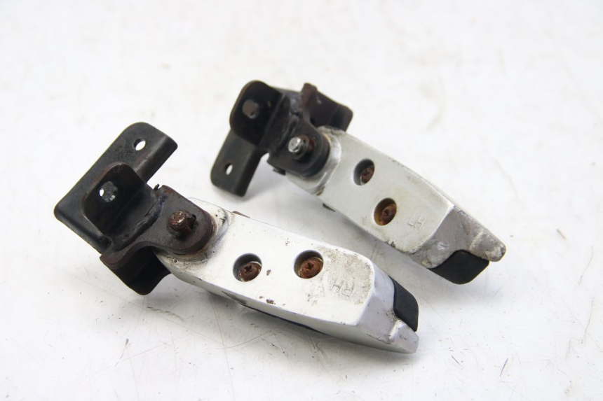 photo de SET ACHTERSTE VOETSTEUNEN DAELIM S3 125 (2010 - 2017) - Zoom op gebruiksstaat