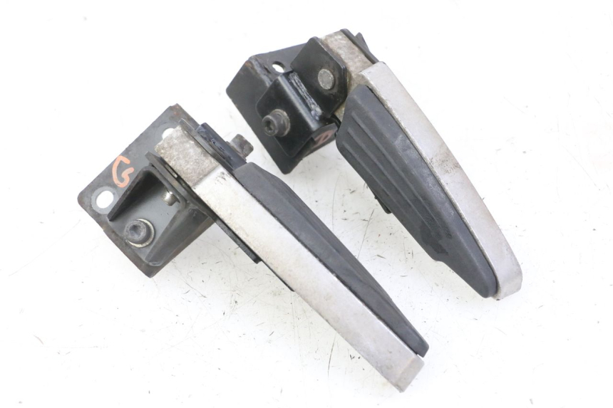 photo de SET ACHTERSTE VOETSTEUNEN PEUGEOT SATELIS 125 (2013 - 2018) - Detail van het onderdeel