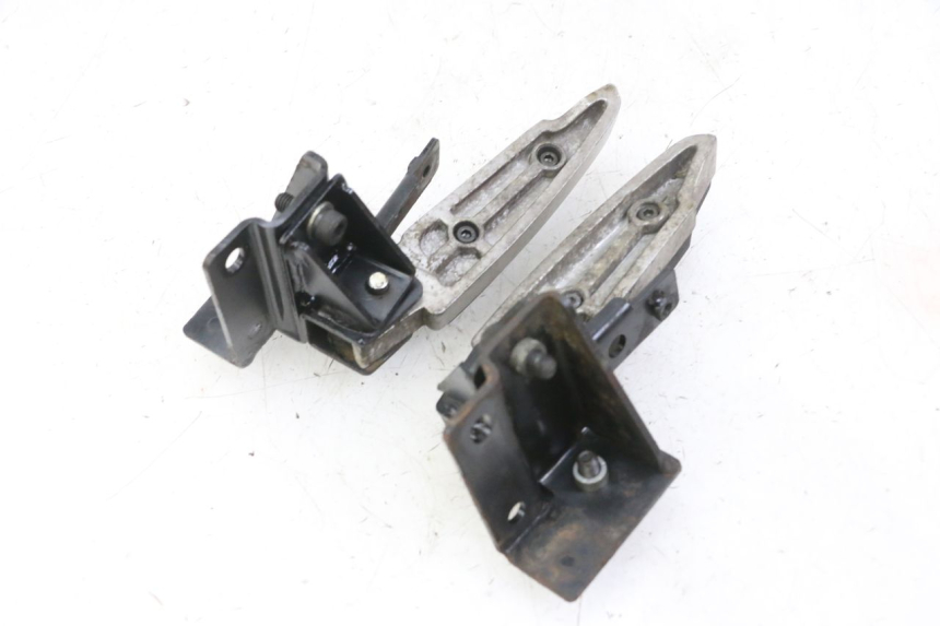 photo de SET ACHTERSTE VOETSTEUNEN PEUGEOT SATELIS 125 (2013 - 2018) - Andere kijkhoek