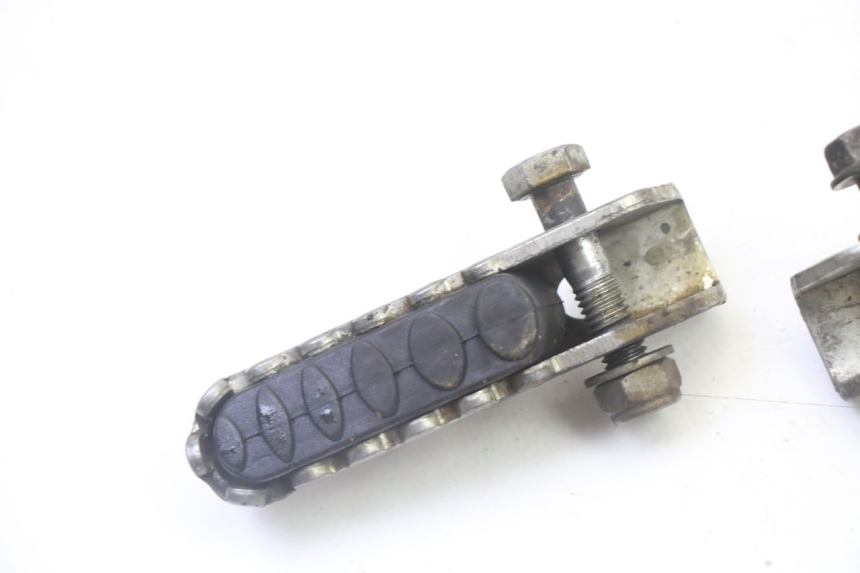 photo de SET ACHTERSTE VOETSTEUNEN DERBI SENDA SM DRD 50 (2008 - 2013) - Detail van het onderdeel