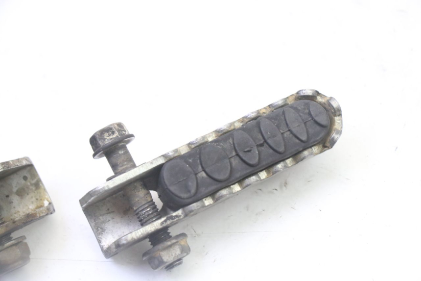 photo de SET ACHTERSTE VOETSTEUNEN DERBI SENDA SM DRD 50 (2008 - 2013) - Zoom op gebruiksstaat