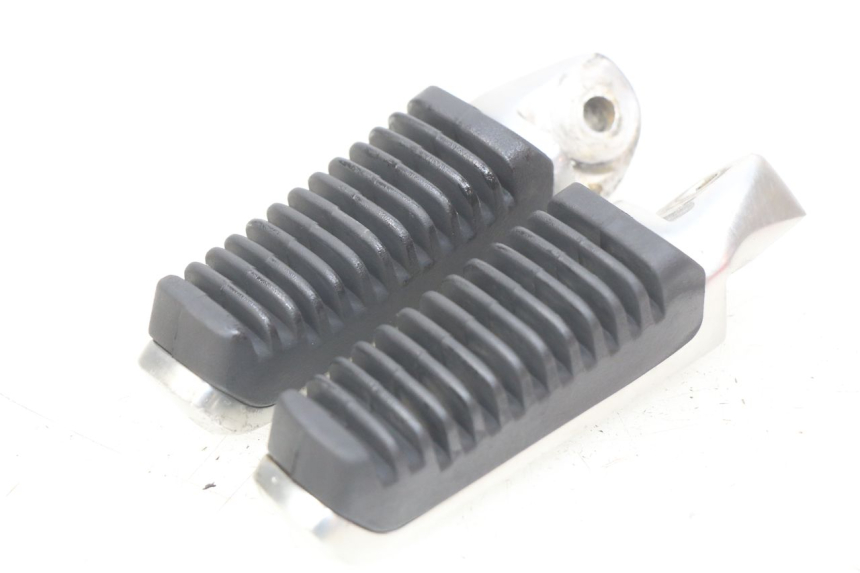 photo de SET ACHTERSTE VOETSTEUNEN SUZUKI SIXTEEN 125 (2008 - 2010) - Hoofdaanzicht