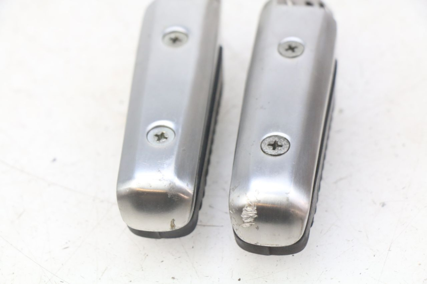 photo de SET ACHTERSTE VOETSTEUNEN SUZUKI SIXTEEN 125 (2008 - 2010) - Detail van het onderdeel