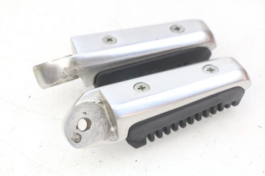 photo de SET ACHTERSTE VOETSTEUNEN SUZUKI SIXTEEN 125 (2008 - 2010) - Zoom op gebruiksstaat