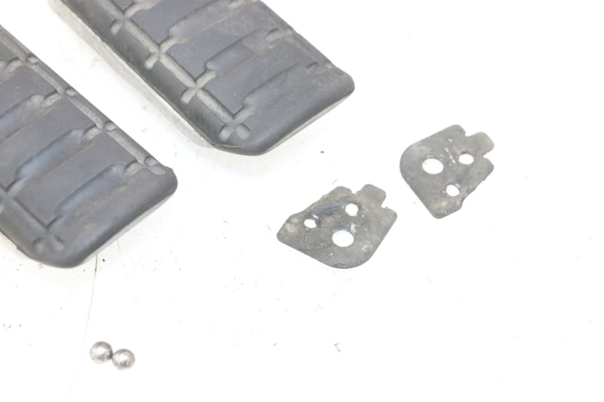 photo de PAAR ACHTERSTE VOETSTEUNEN HONDA ST PAN EUROPEAN 1100 (1990 - 2002) - Bevestigingspunten