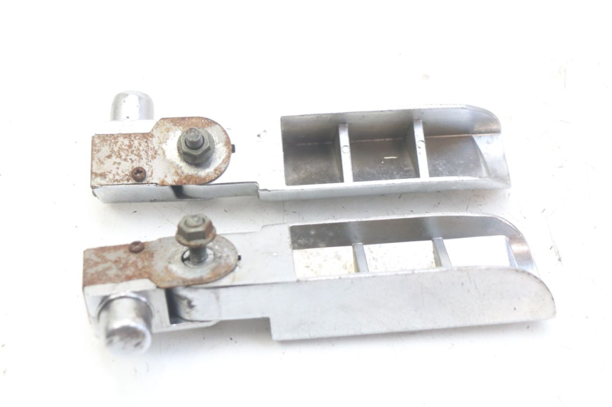 photo de SET ACHTERSTE VOETSTEUNEN RAZZO STEED 125 (2012 - 2018) - Detail van het onderdeel