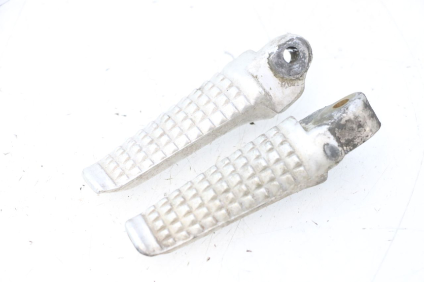 photo de PAAR ACHTERSTE VOETSTEUNEN SUZUKI SV S 650 (2003 - 2009) - Bevestigingspunten