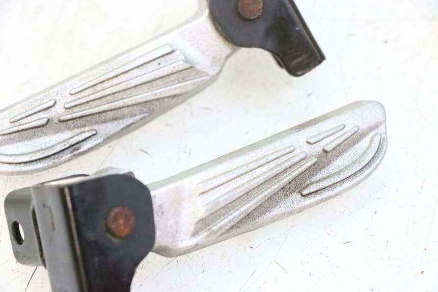 photo de SET ACHTERSTE VOETSTEUNEN SYM FIDDLE 3 III 50 (2014 - 2020) - Detail van het onderdeel